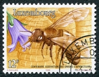 N°1099-1986-LUXEMBOURG-INSECTE-ABEILLE BUTINANT-12F