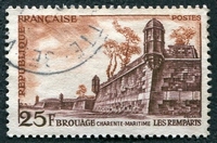 N°1042-1955-FRANCE-REMPARTS DE BROUAGE-25F