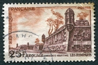 N°1042-1955-FRANCE-REMPARTS DE BROUAGE-25F