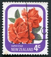 N°0648-1975-NOUVELLE ZELANDE-FLEUR-ROSE SUPER STAR-4C